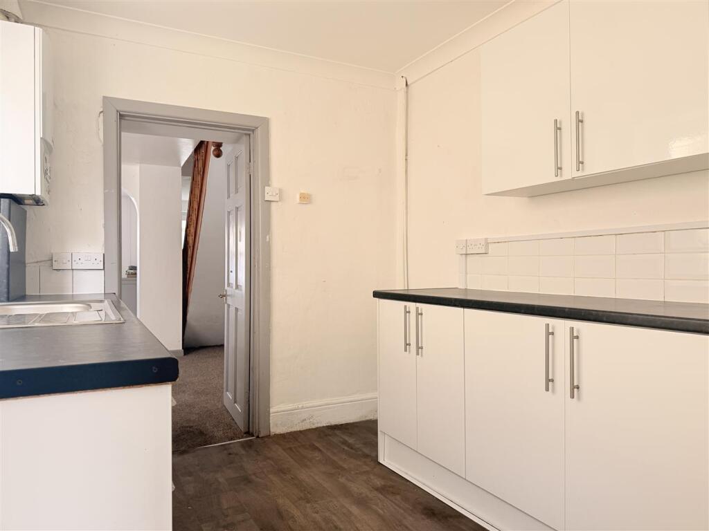 House in Llanelli, Morfa - More