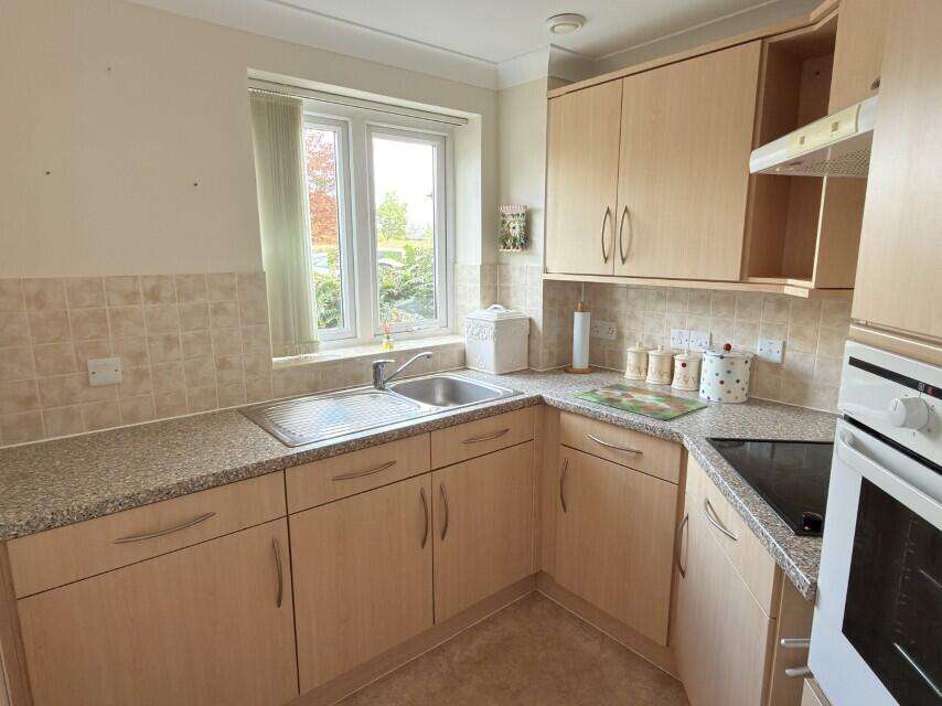 Howth Drive, Woodley, Reading, Berkshire, RG5 photo 3