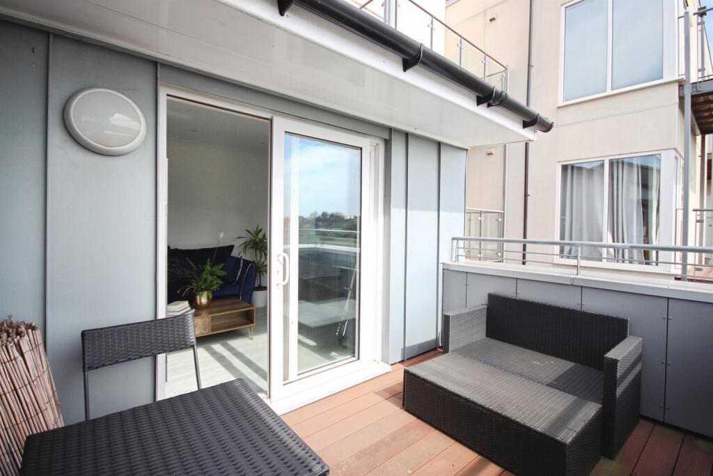 Apartment in Warwick - View 4