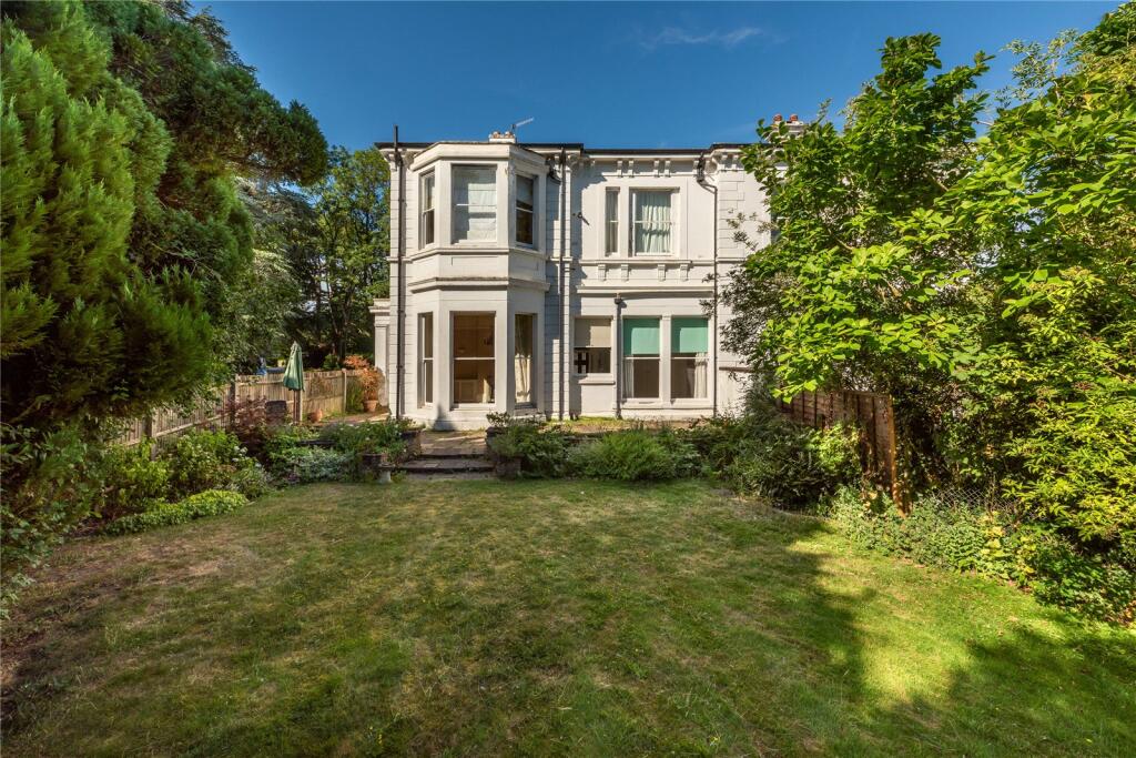Apartment in Dorking, Pixham - View 3