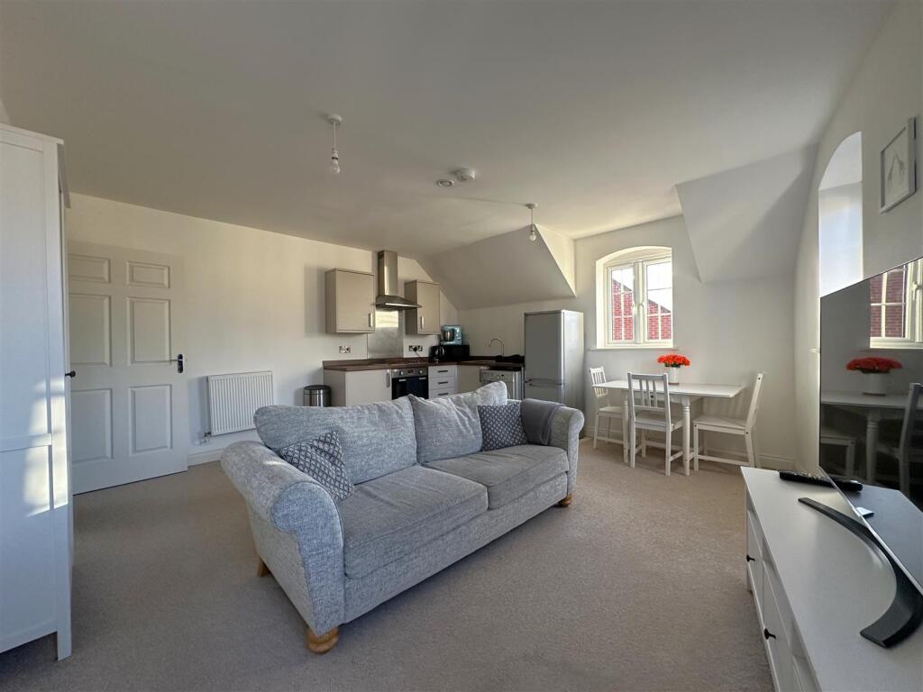 West End Close, Chippenham photo 4