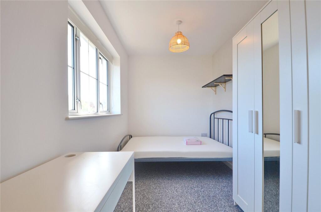 6 bedroom semi-detached house for rent