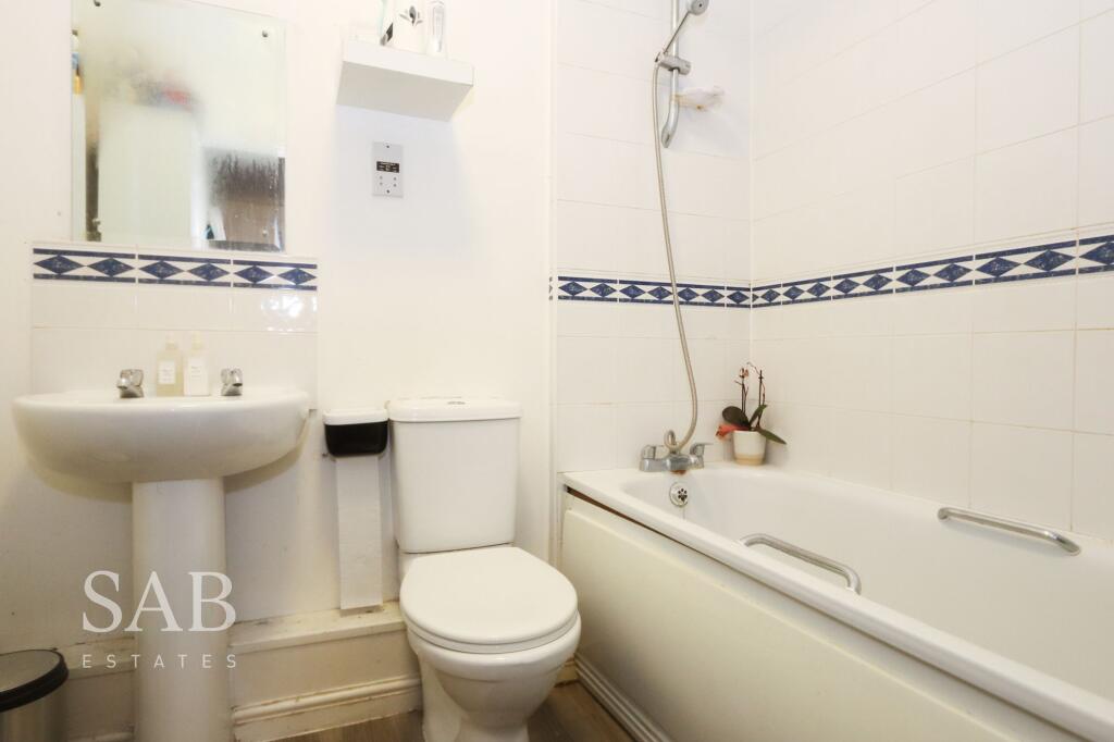 Apartment in Southall - More