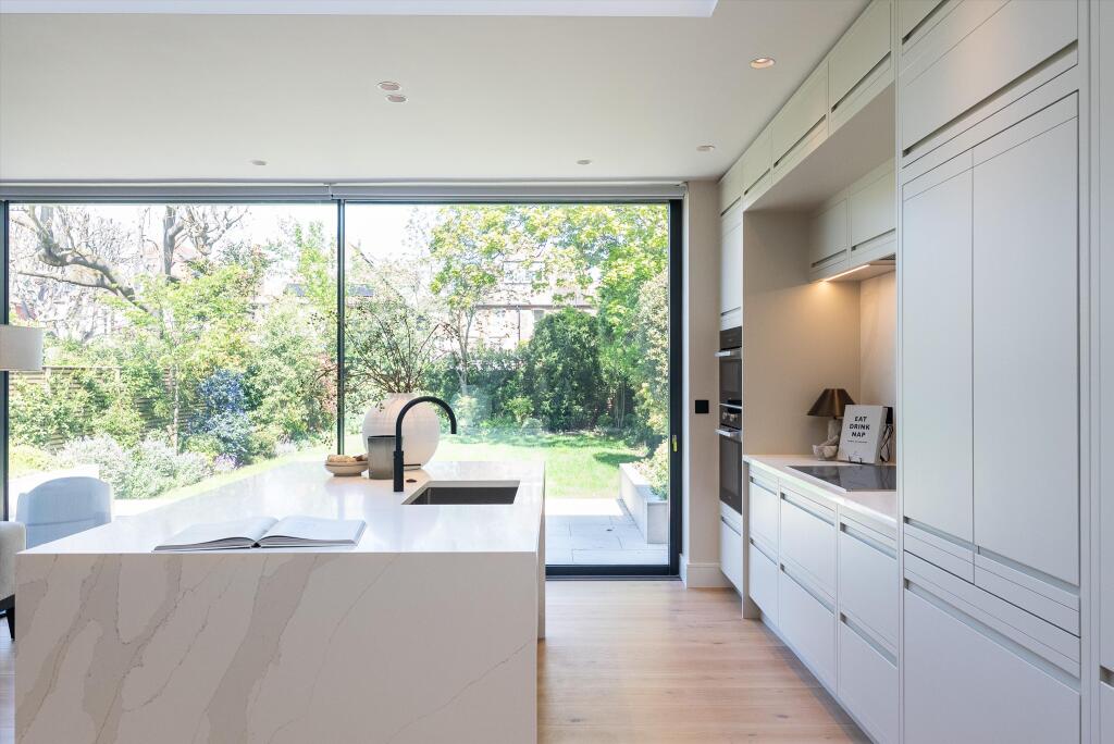 House in London - View 5