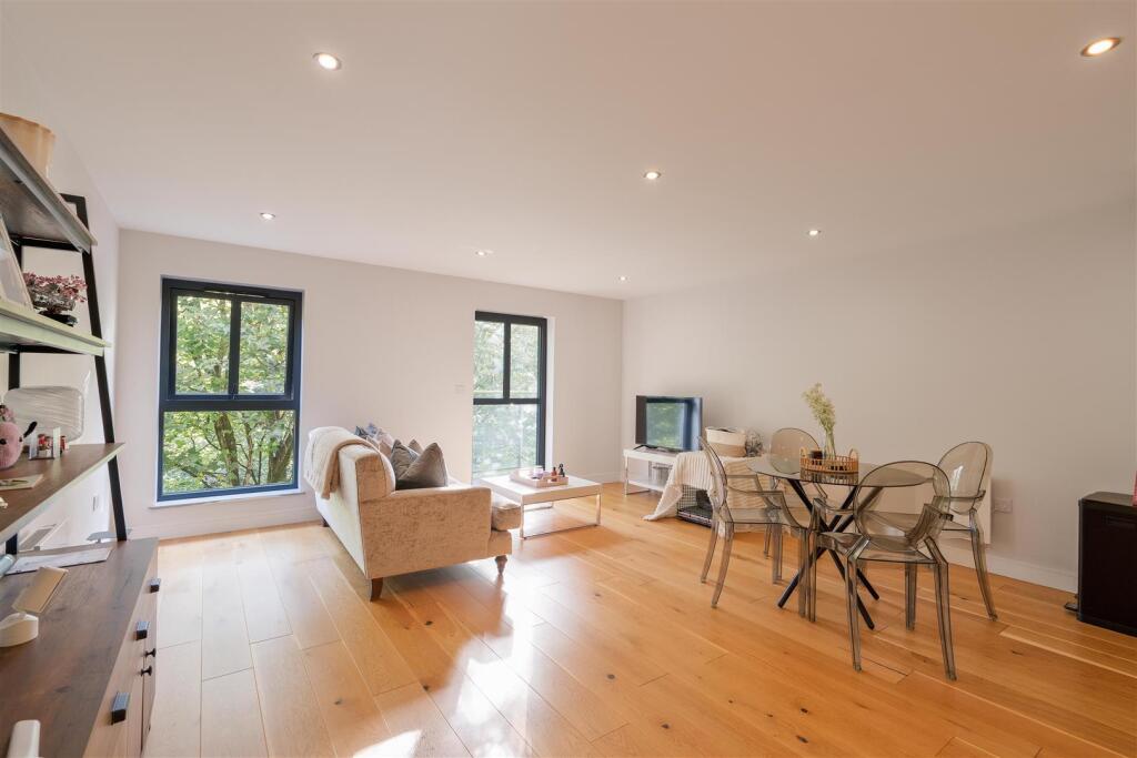 Apartment in Leeds, Horsforth - View 5