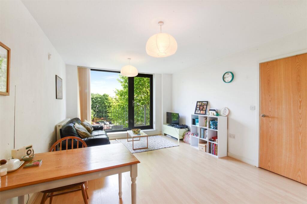 Apartment in London, Hughesfield Estate, New Cross - More