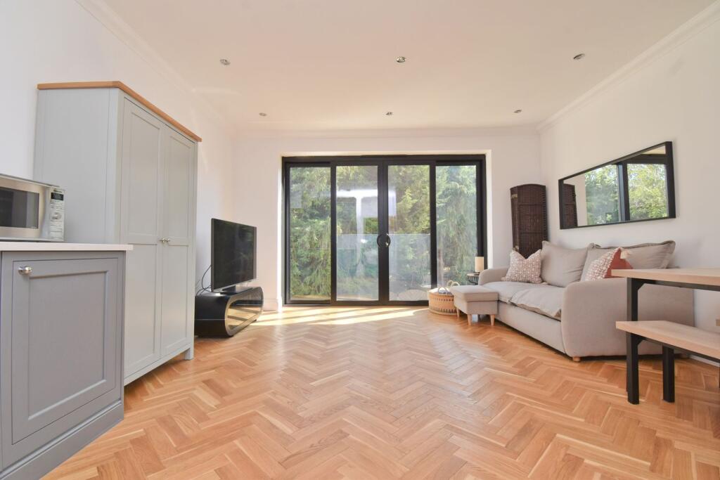 Apartment in Walton-on-Thames, Surrey - View 3