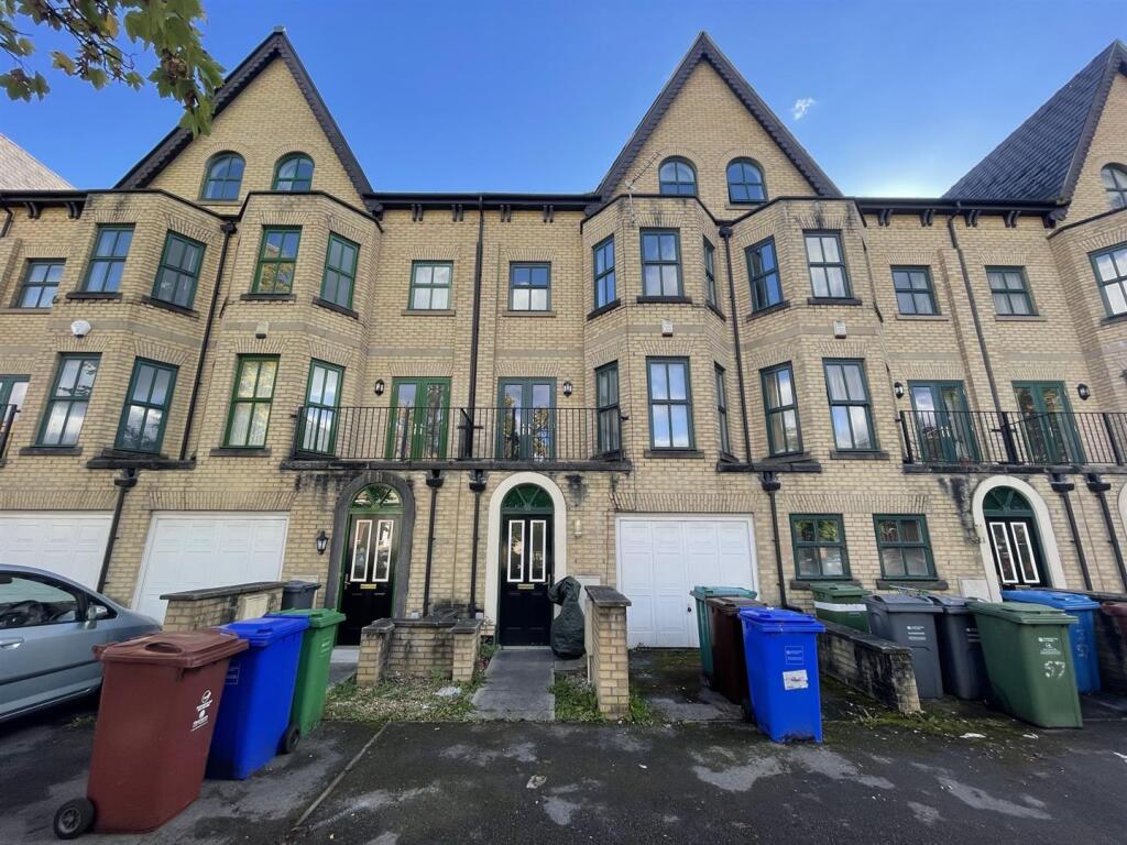 Main image of property: Denison Road, Victoria Park, £135pppw