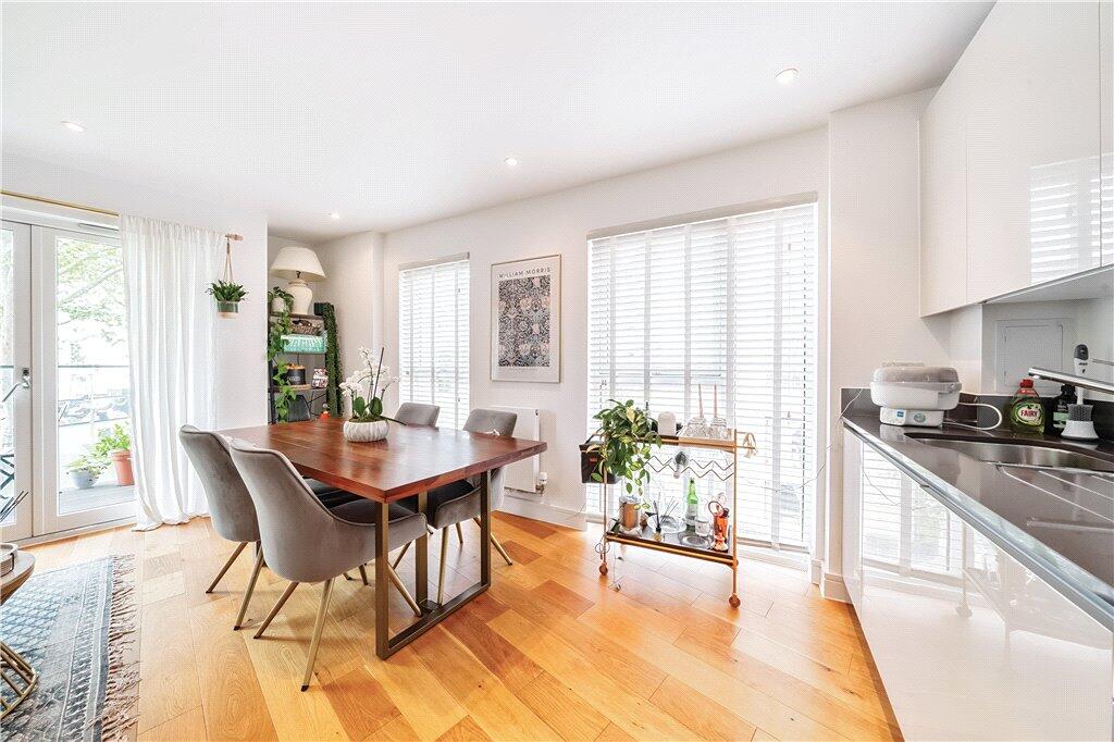 1-bed flat on Fairbourne Road, London, £186,000