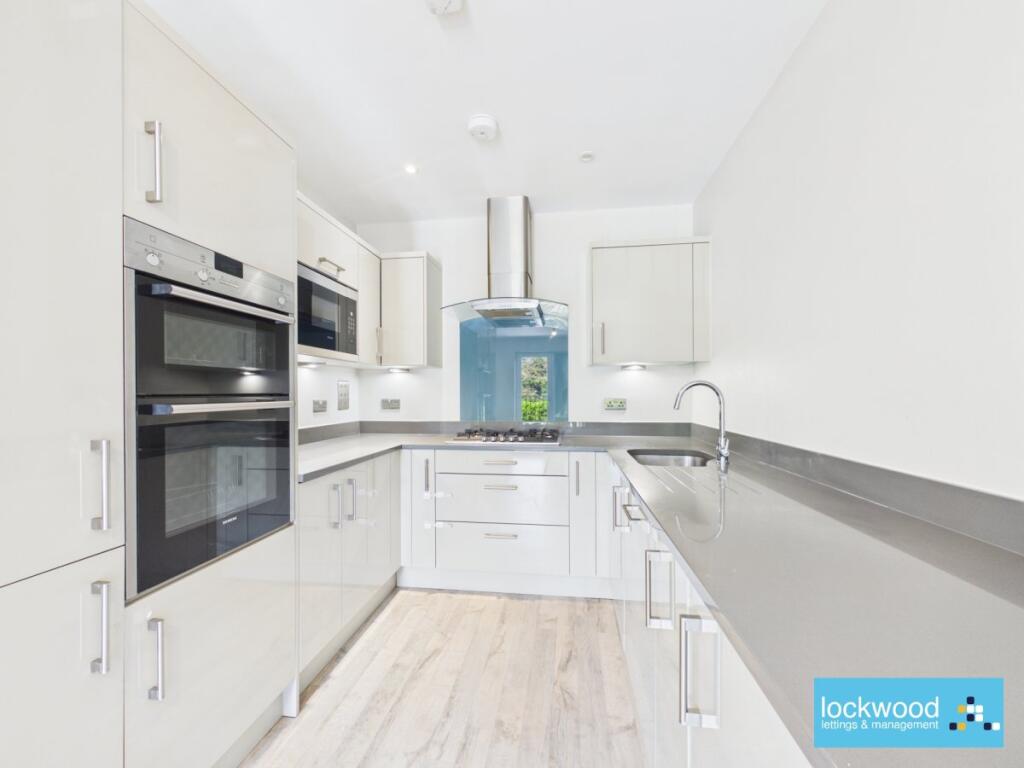Apartment in Spelthorne, Surrey - View 2