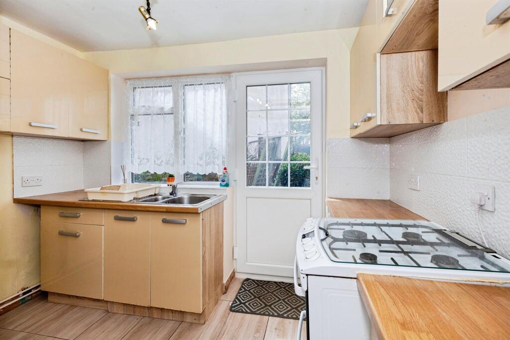 Woodland Avenue, Slough photo 4