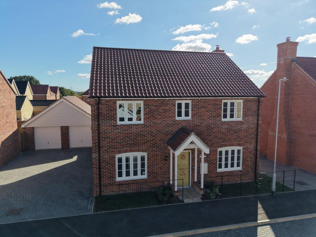 4-bed detached on St Edmunds Gate,
Off Rougham Hill,
Bury St Edmunds,
Suffolk,
IP33 2RW, £625,000