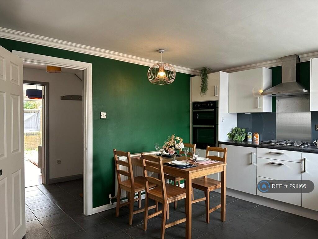 3 bedroom end of terrace house for rent