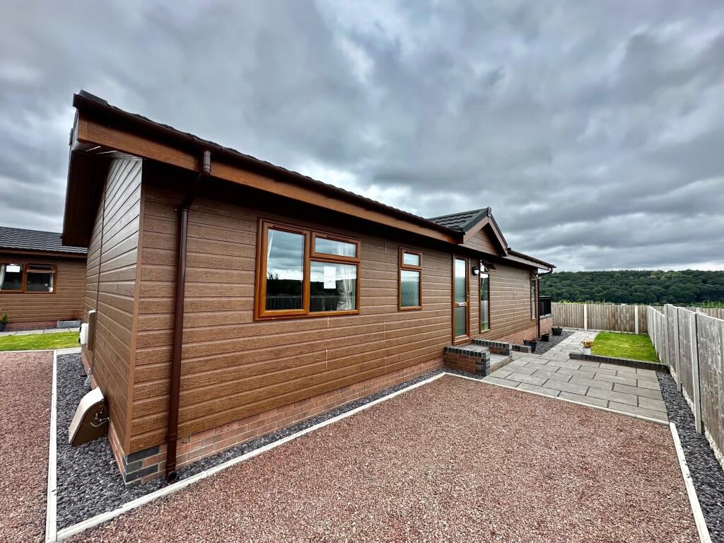 2-bed caravan on Valley View Park, £140,000