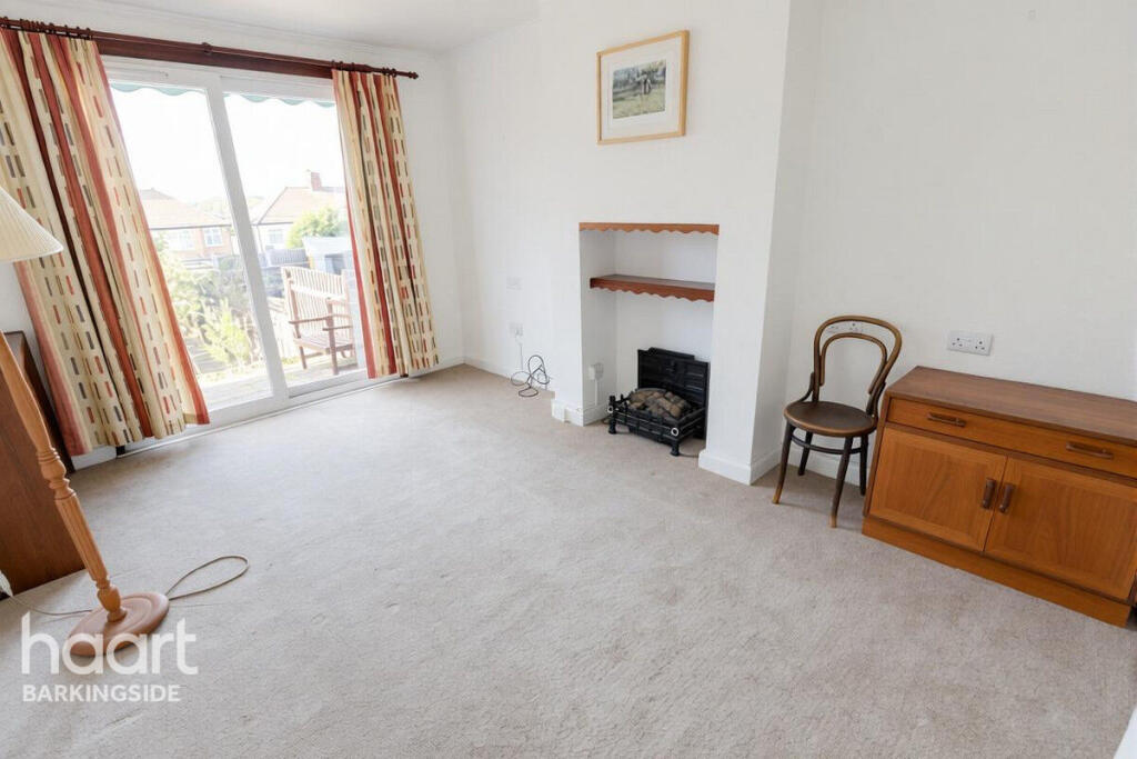 Strafford Avenue, Clayhall photo 4