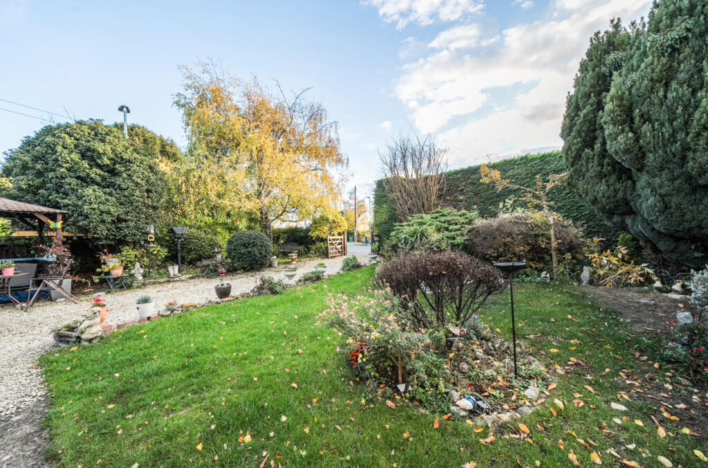 Pecked Lane, Bishops Cleeve, Cheltenham photo 2