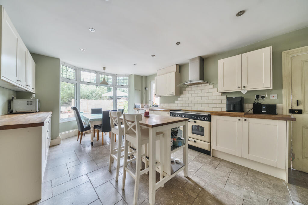 Old Ferry Drive, Wraysbury, TW19 photo 4