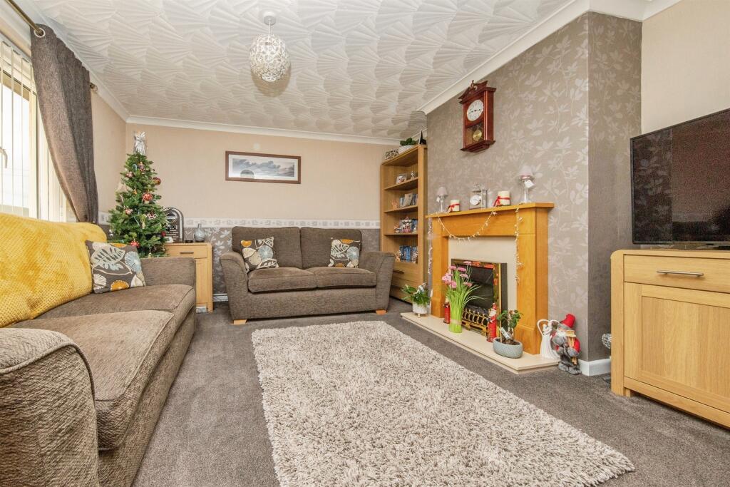 Merivale Close, Lawford, MANNINGTREE photo 2