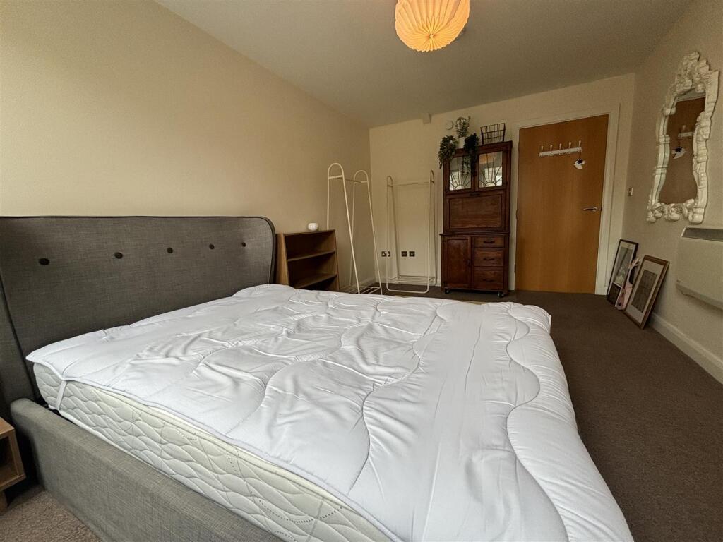 Apartment in Halifax - More