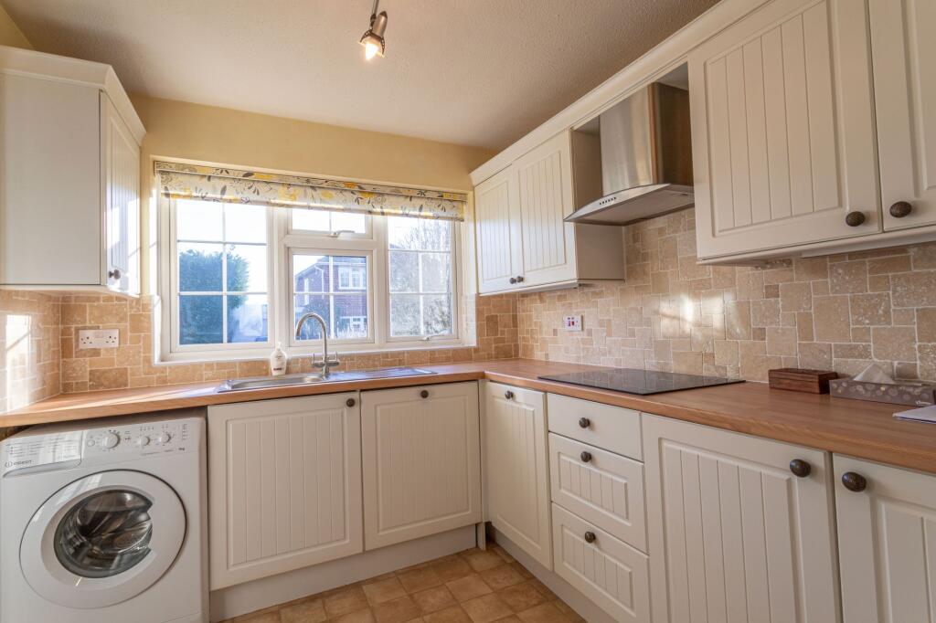 Hawkes Close, Hartley Wintney, RG27 photo 2