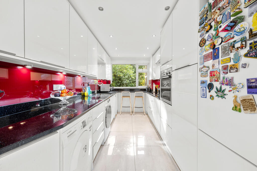 Mountcombe Close, Surbiton, KT6 photo 4