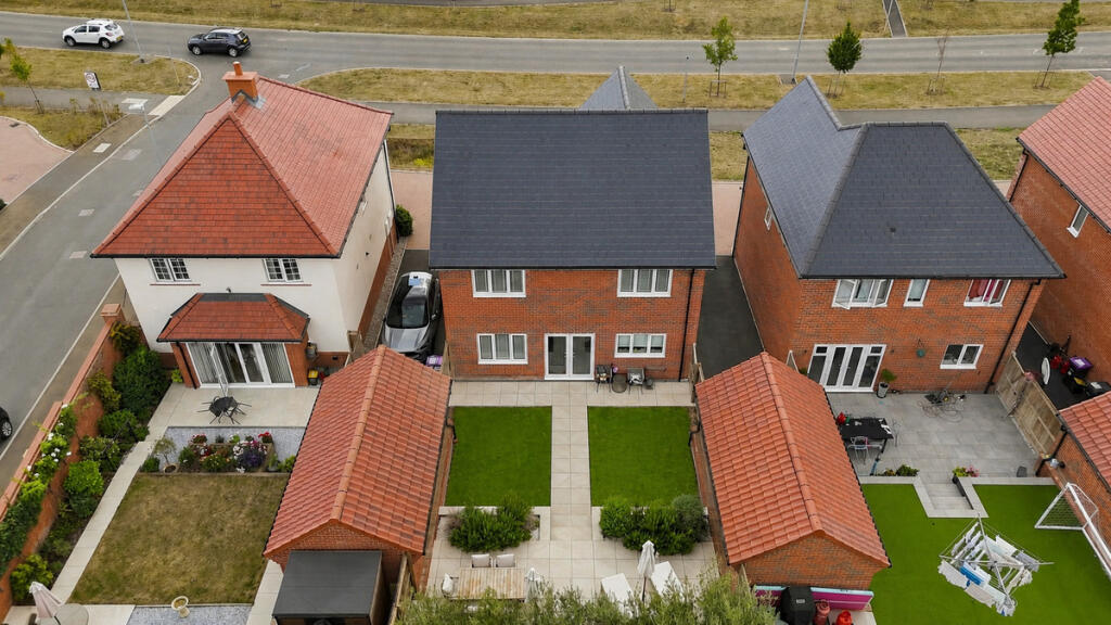 House in Rochford, Rawreth - More