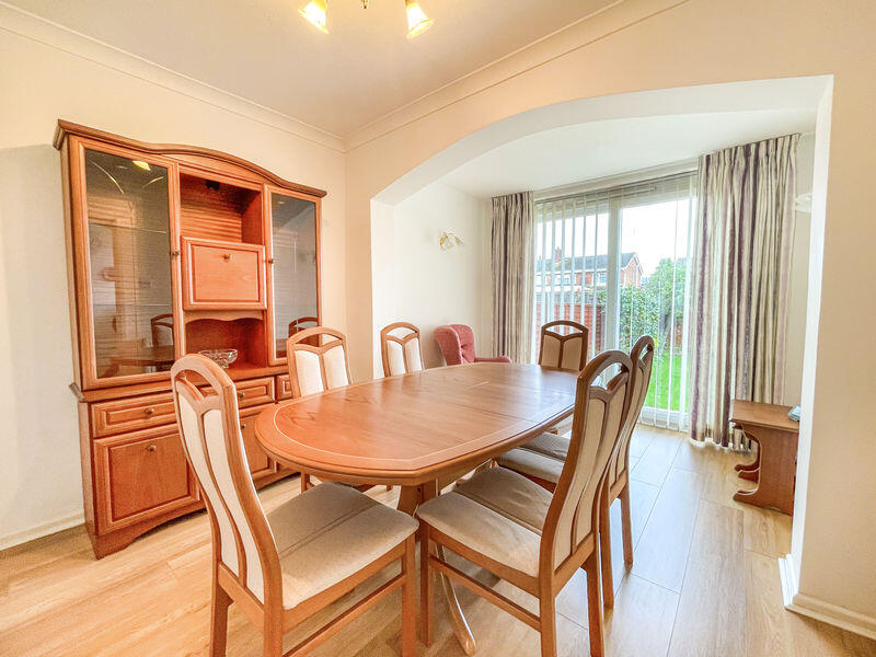 Barton Drive, Hedge End, SO30 photo 3