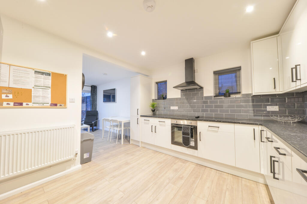 House in Hatfield, Roe Green - View 5