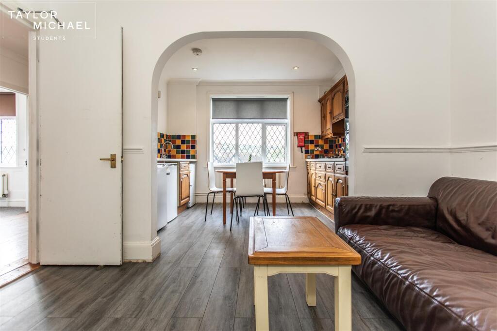 House in Brighton, Bevendean - More