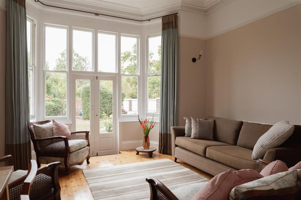 Apartment in Reigate and Banstead, South Park - View 2