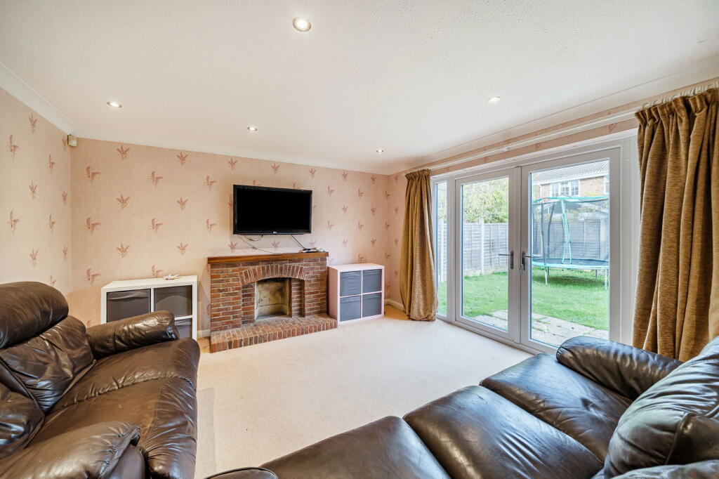 Fennel Close, Chineham photo 3