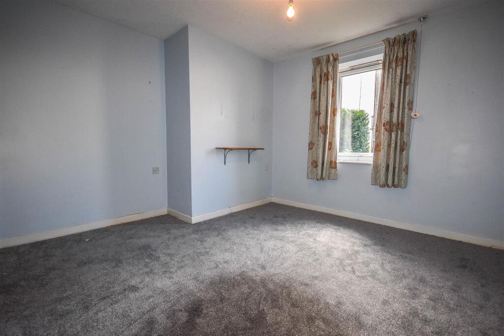 Henlow Drive, Dursley photo 5