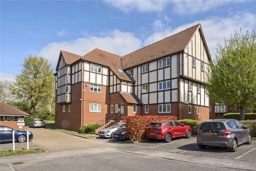2-bed flat on Priory Field Drive, Edgware, HA8, £300,000