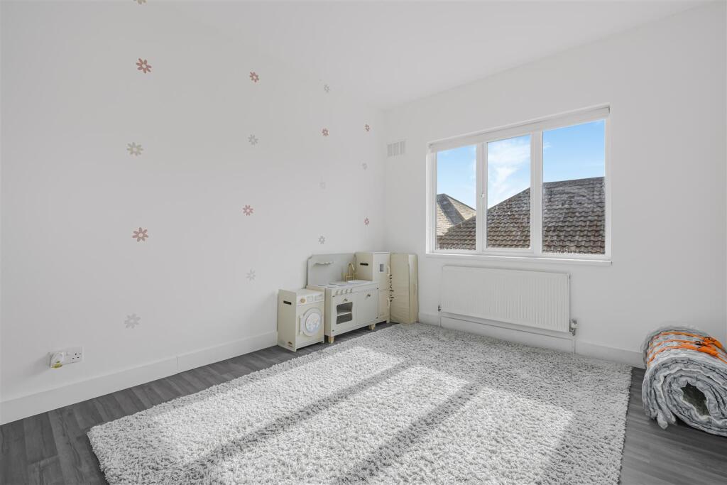 Apartment in Slough - More