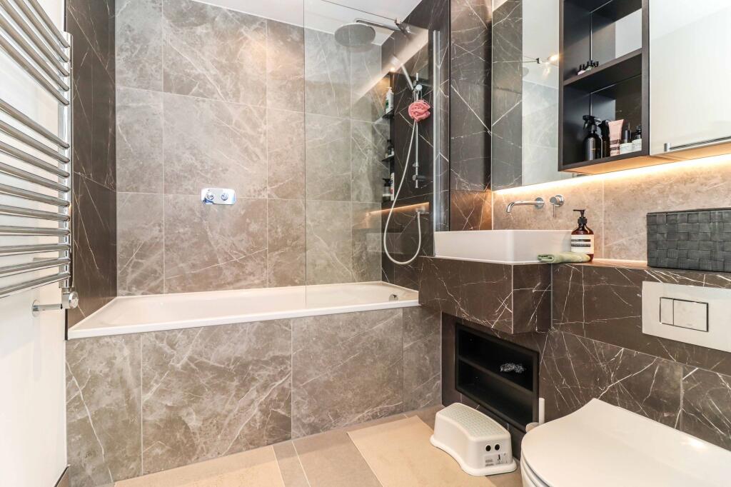 Apartment in Watford, Hertfordshire - View 4