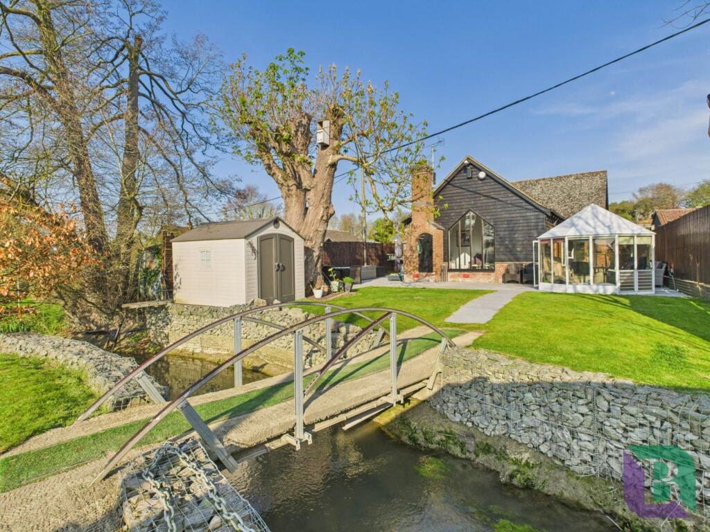 3-bed detached on Shillington Road, Gravenhurst, £800,000