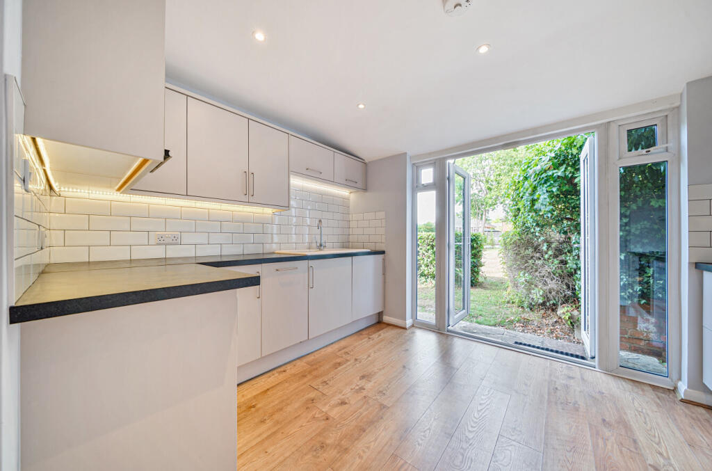 Apartment in London, Widmore Green, Widmore - View 5