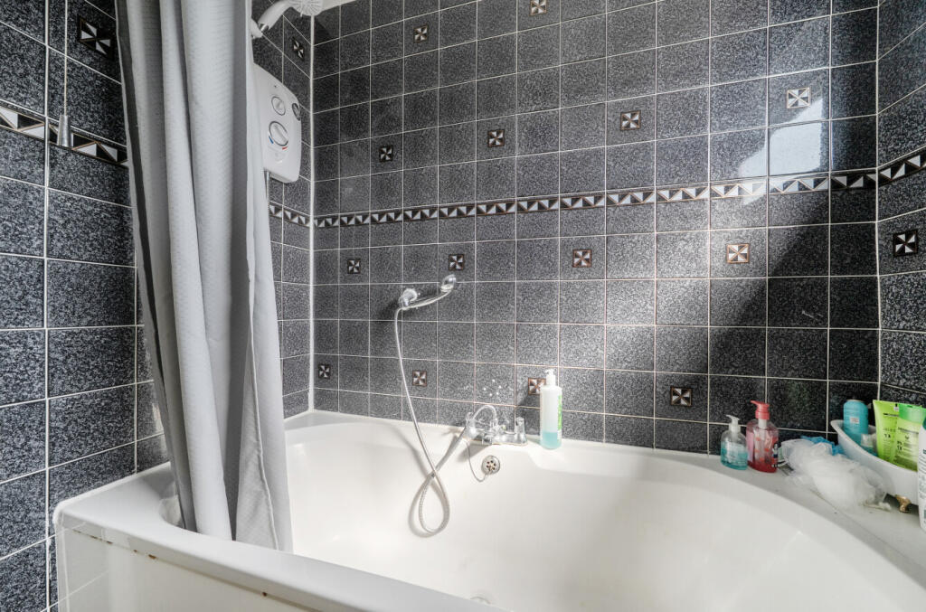 Apartment in Eastleigh - View 5