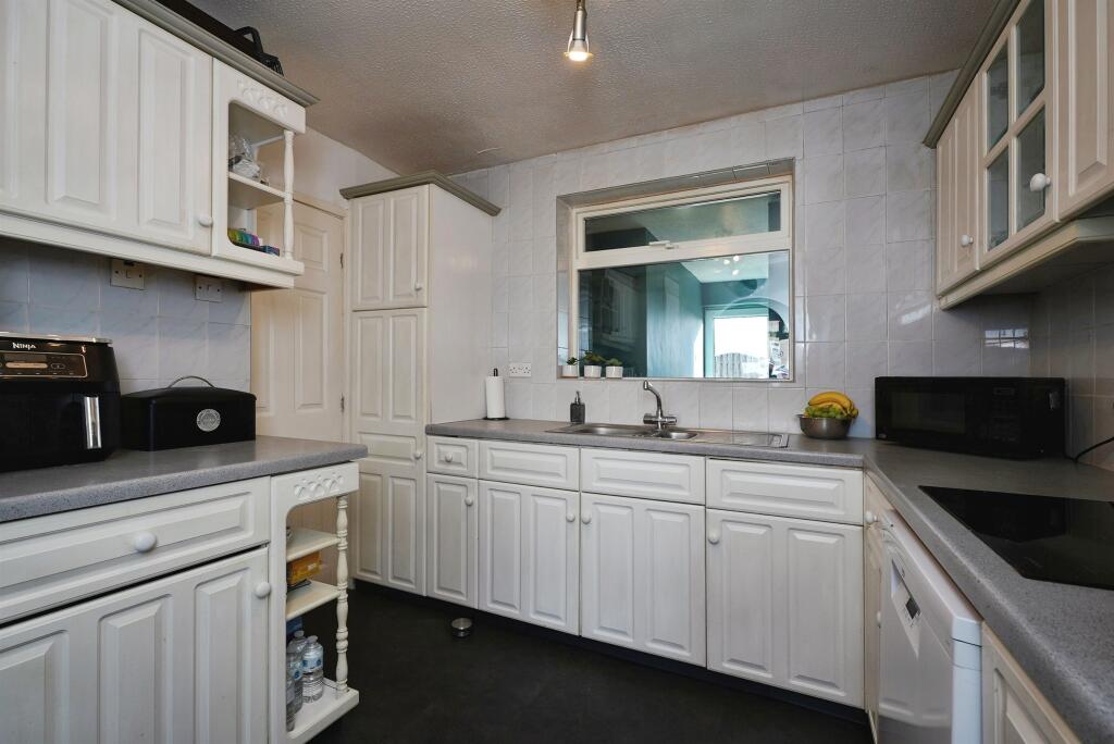 Thorndene Way, BRADFORD photo 5