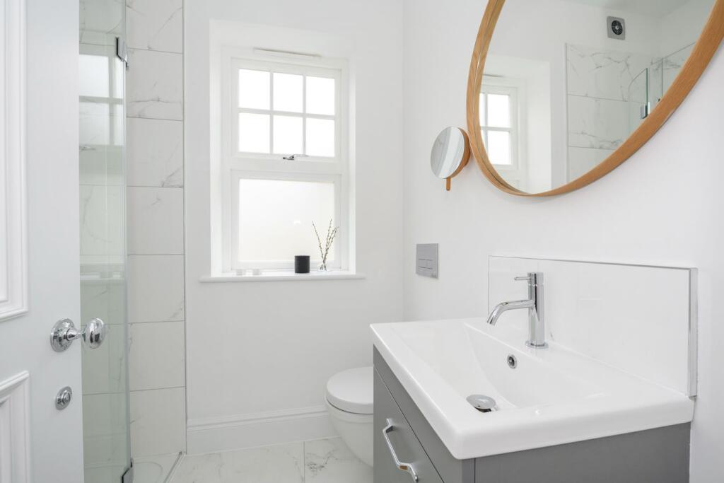 Apartment in Walton-on-Thames, Surrey - View 6
