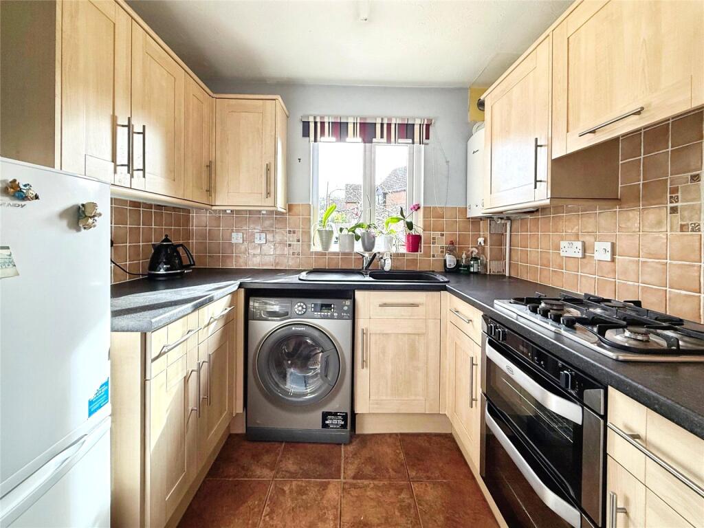 Wentworth Close, Crowthorne, Berkshire, RG45 photo 3