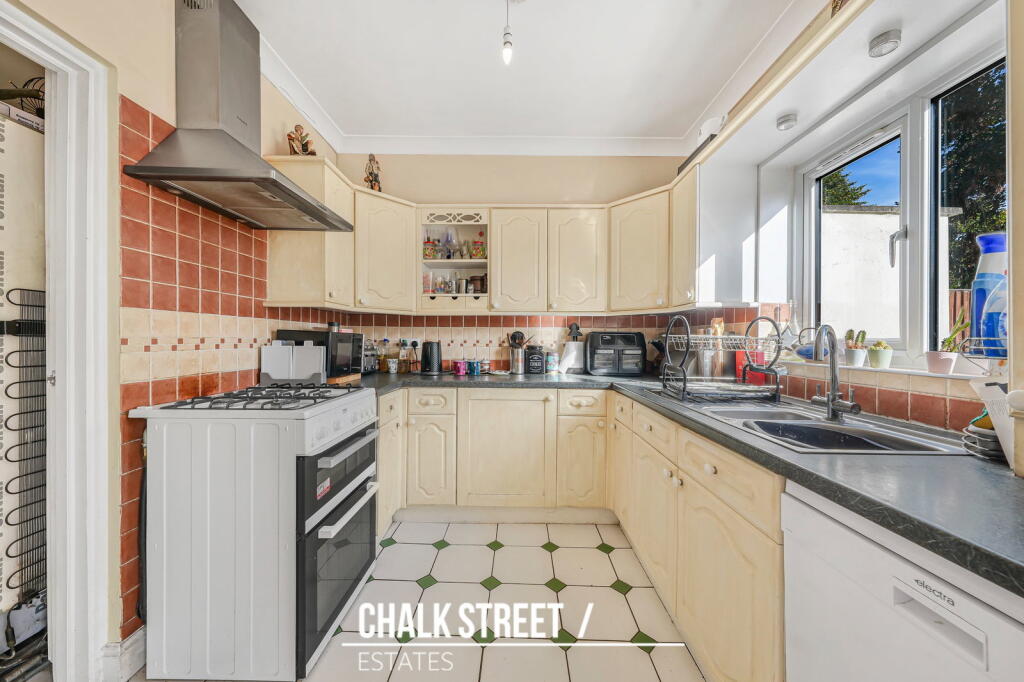 House in London, Rush Green - View 5