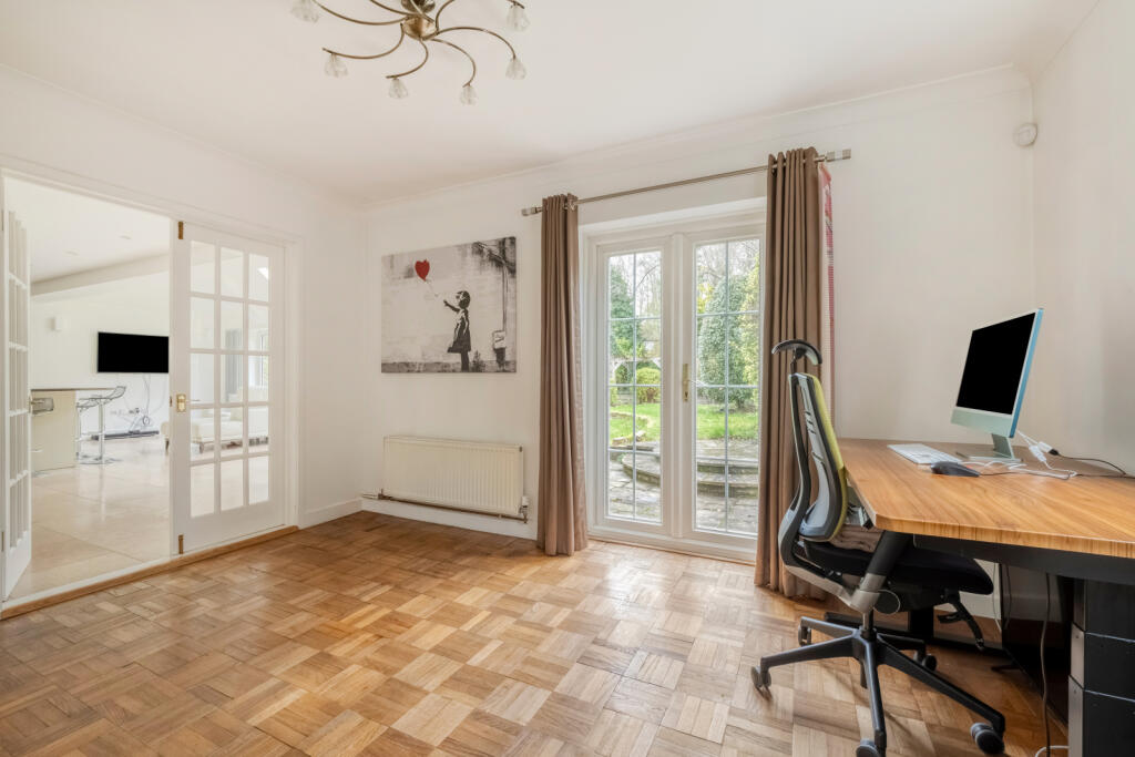 House in Kingston upon Thames - More