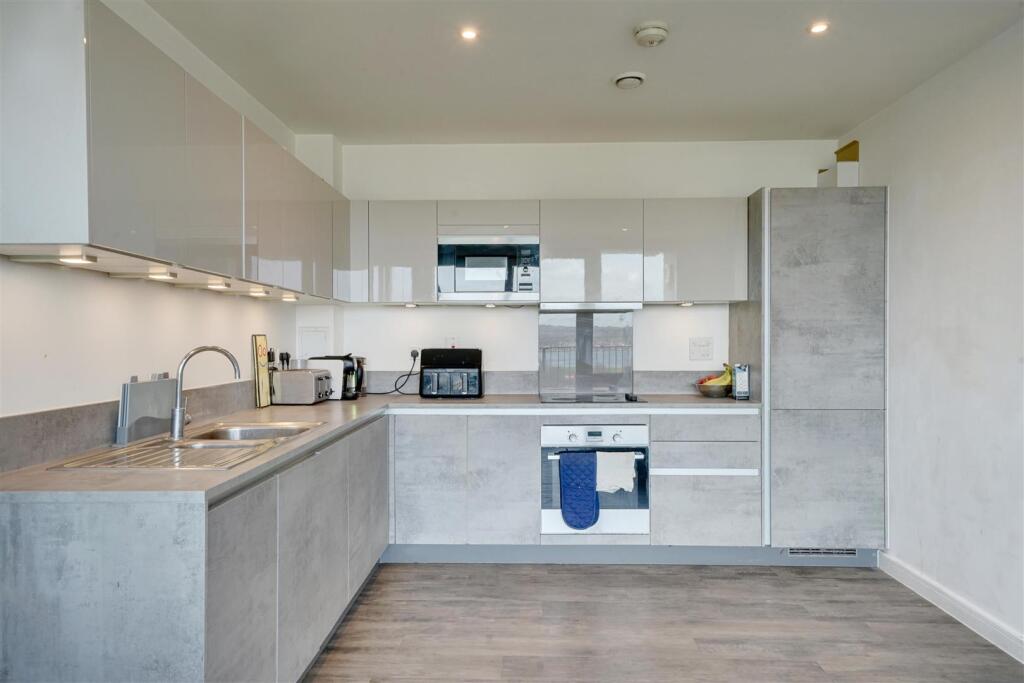Apartment in London, Ponders End - View 3