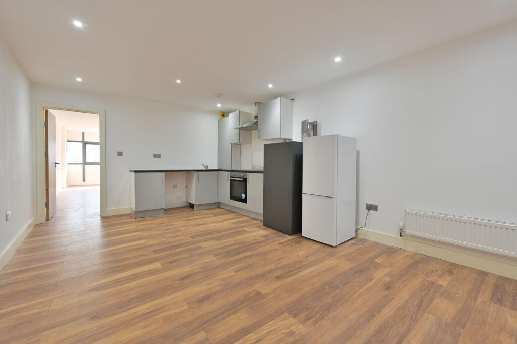 Apartment in Hemel Hempstead - View 2