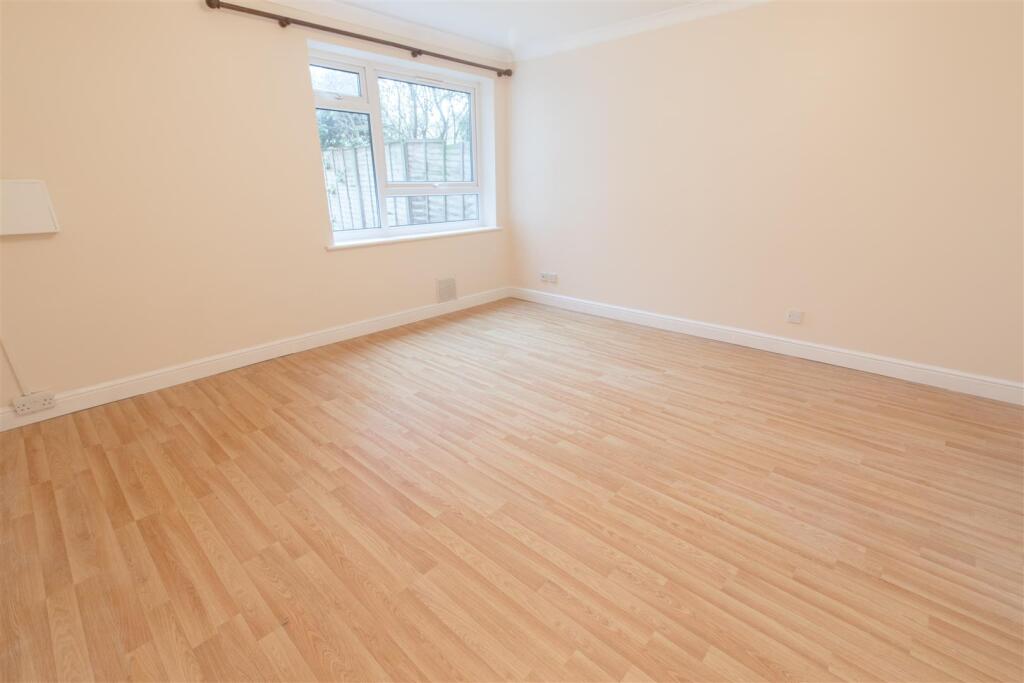 Apartment in Windsor, Dedworth - View 3