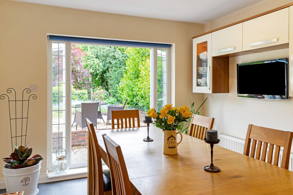 Hale House Lane, Churt, Farnham, GU10 - View 6