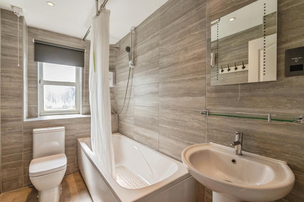 Apartment in Southend-on-Sea - View 3