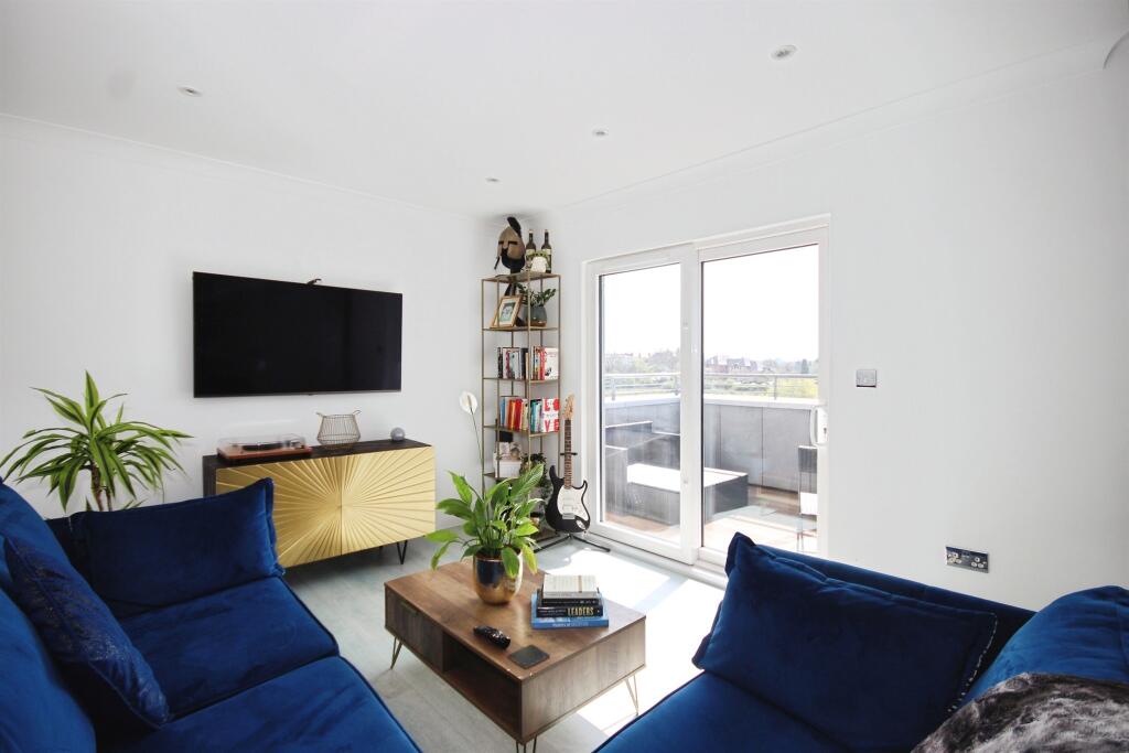 Apartment in Warwick - View 2