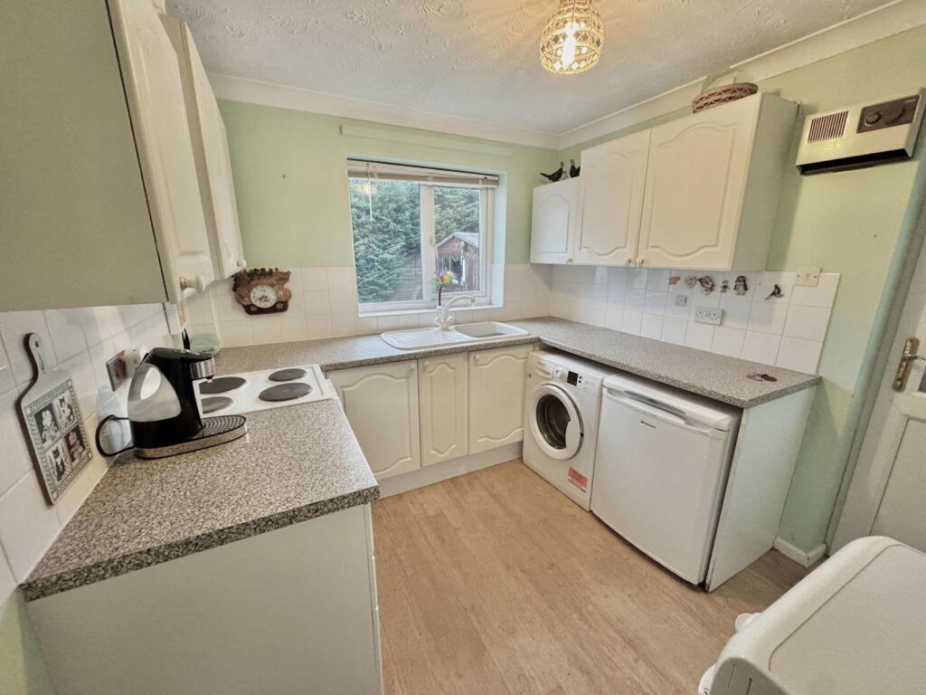 Lester Drive, Haddenham photo 3